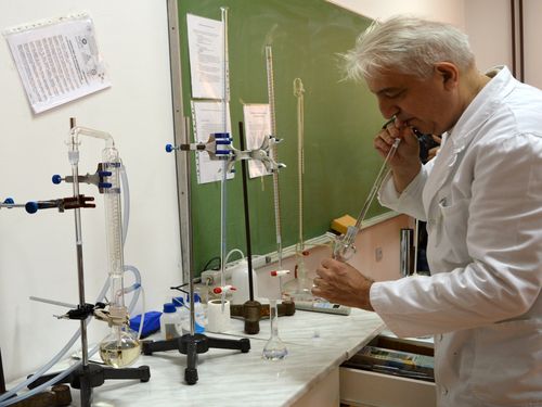 Zrenjanin - Vinarima na raspolaganju oprema za analizu vina 6 aparatura za analizu vina